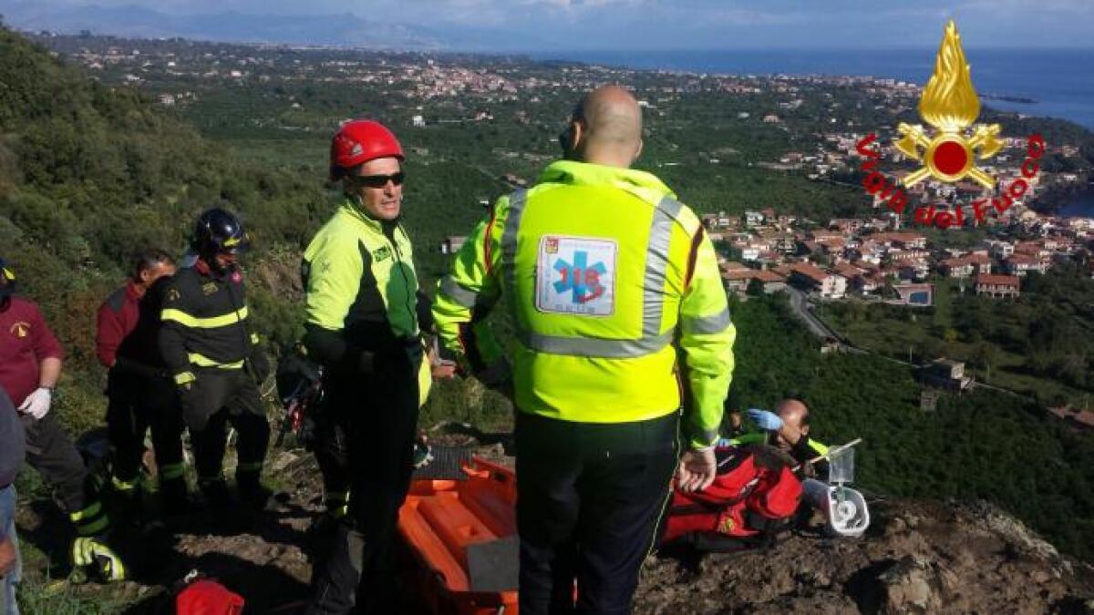 I VIGILI DEL FUOCO SALVANO UN UOMO IN STATO CONFUSIONALE ALLA TIMPA DI ACIREALE - LE FOTO - 