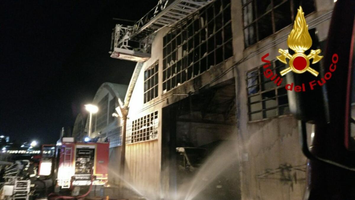 CATANIA: INCENDIO NELLA ZONA INDUSTRIALE, A FUOCO DEPOSITO DI GIORNALI E RIVISTE - FOTO - 