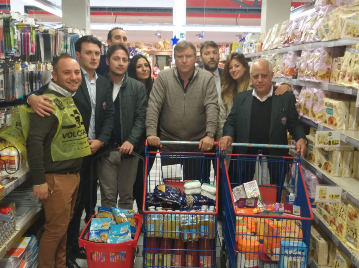 GIORNATA COLLETTA ALIMENTARE, ADESIONE DEL CALCIO CATANIA CON PIETRO LO MONACO IN PRIMA FILA (FOTO) - 