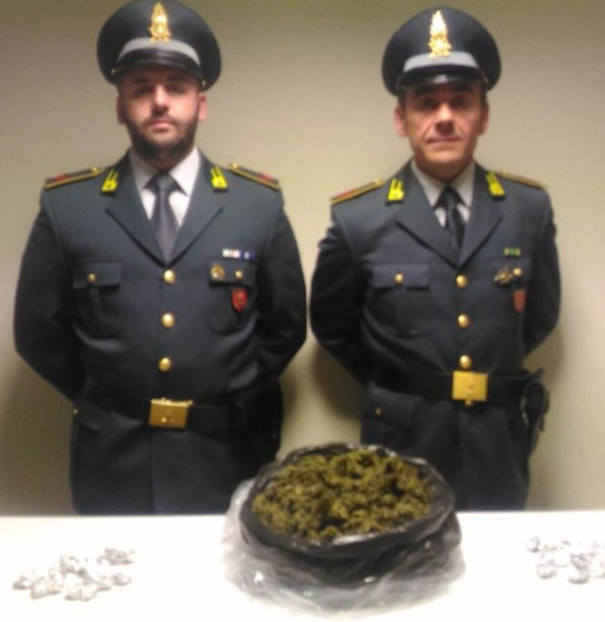 PATERNÒ: SEQUESTRATI OLTRE 600 GRAMMI DI MARIJUANA IN UN CANTIERE - 