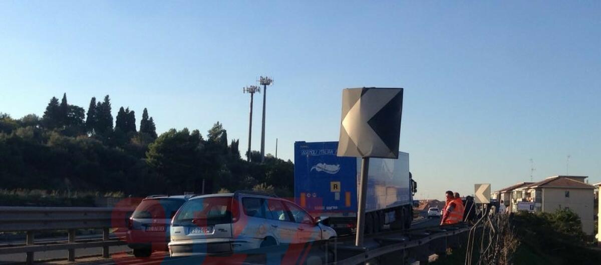 SS 121: TAMPONAMENTO NEI PRESSI DI PIANO TAVOLA - 