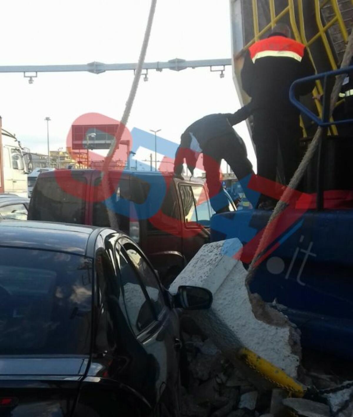 VILLA SAN GIOVANNI: TRAGHETTO SI SCHIANTA SULLA BANCHINA E TRAVOLGE LE AUTO IN CODA, FERITI - FOTO - 