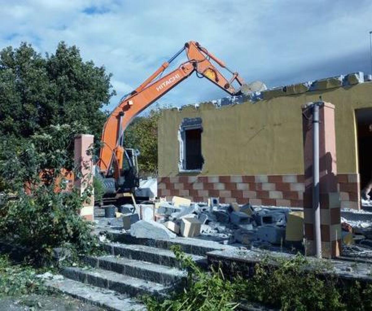 ADRANO: DEMOLIZIONE DI UNA VILLETTA ABUSIVA NEL PARCO DELL'ETNA - 