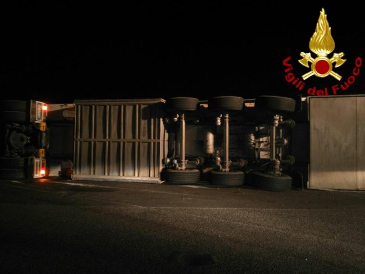 CATANIA: TIR SI RIBALTA VICINO ALLE "PORTE DI CATANIA", FERITO CONDUCENTE – FOTO - 