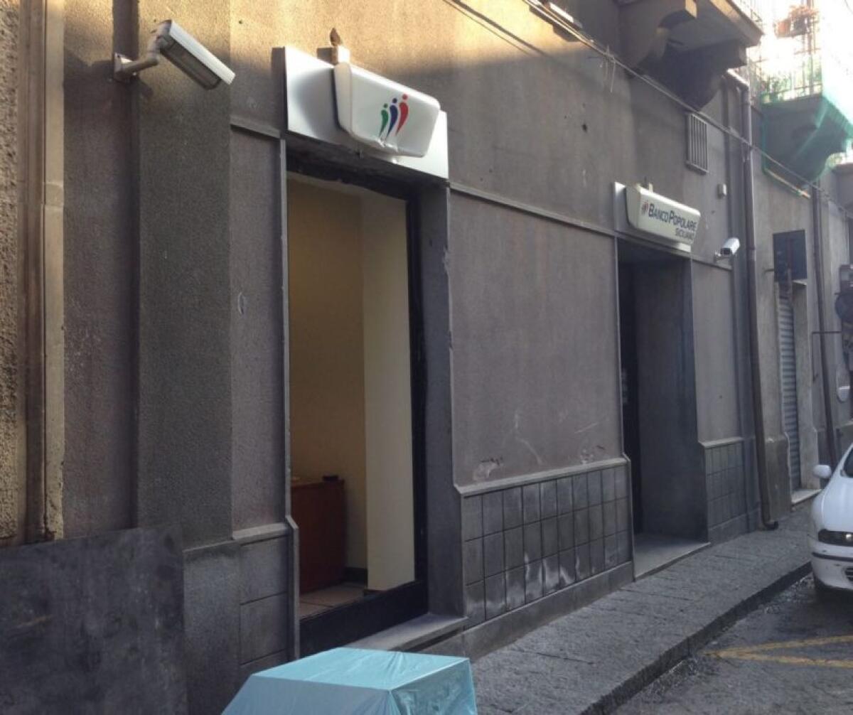 SANTA MARIA DI LICODIA: ASSALTO AL BANCOMAT CON ESCAVATORE - 