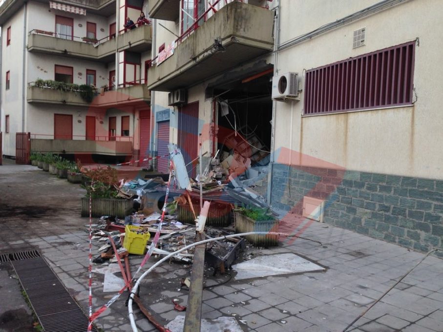 CAMPOROTONDO ETNEO: ASSALTO ALLE POSTE, ANCORA BANDA DELL'ESCAVATORE - FOTO