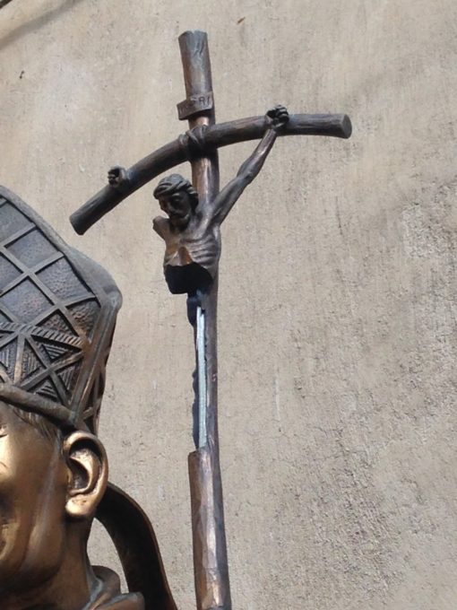 PATERNO': ATTO VANDALICO, SPEZZATO CROCIFISSO ALLA STATUA DI SAN GIOVANNI PAOLO II - FOTO