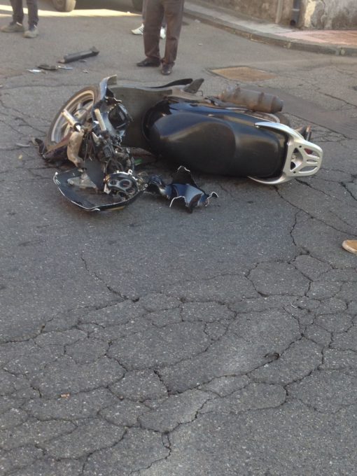 BELPASSO: SCONTRO AUTO MOTO ALL'INCROCIO, 3 FERITI - FOTO