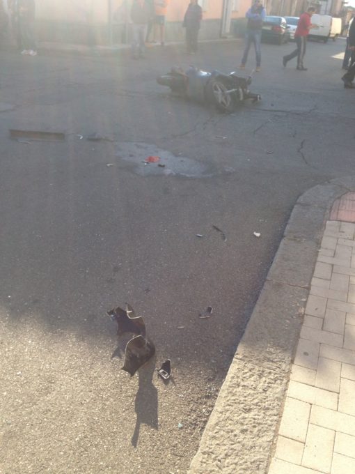 BELPASSO: SCONTRO AUTO MOTO ALL'INCROCIO, 3 FERITI - FOTO