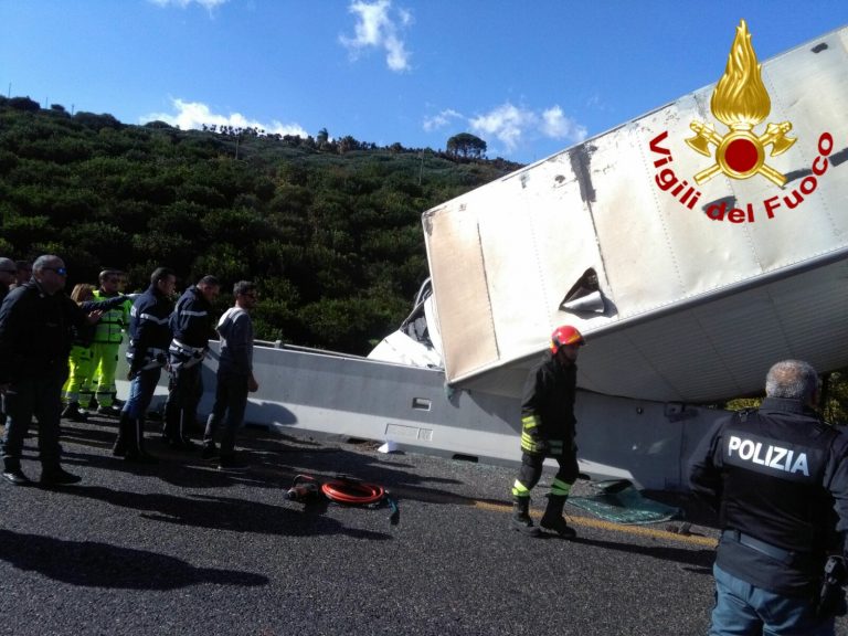 GRAVE INCIDENTE IN A18: AUTOCARRO SI RIBALTA - AGGIORNAMENTO FOTO