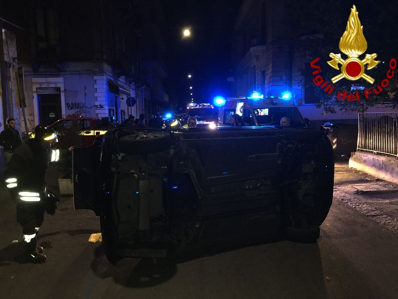 CATANIA: AUTO CAPOVOLTA DOPO SCONTRO CON FURGONE - LE FOTO