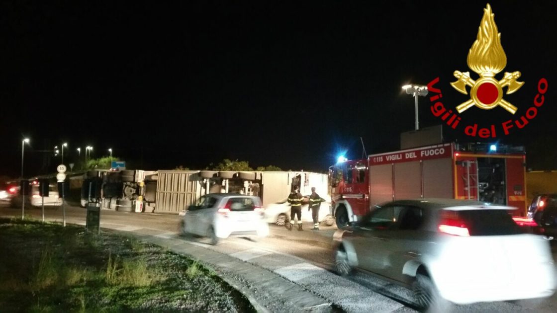 CATANIA: TIR SI RIBALTA VICINO ALLE "PORTE DI CATANIA", FERITO CONDUCENTE – FOTO