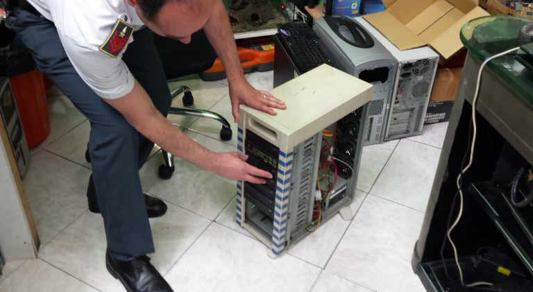 CATANIA: CD E DVD MASTERIZZATI E VENDUTI AL PUBBLICO, SCOPERTA CENTRALE DI PIRATERIA AUDIOVISIVA