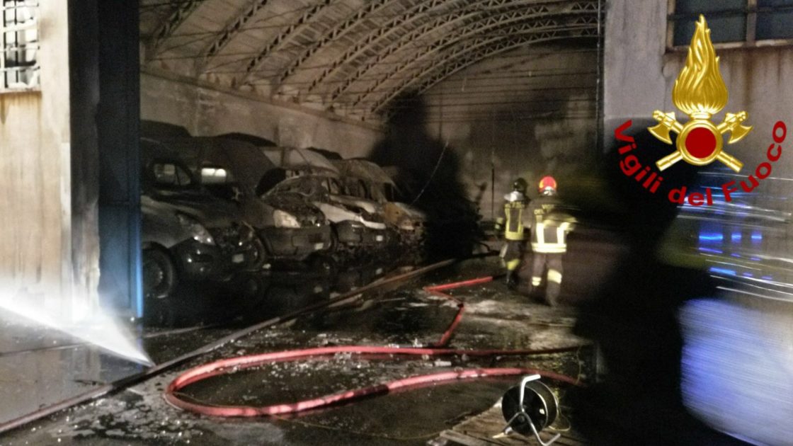 CATANIA: INCENDIO NELLA ZONA INDUSTRIALE, A FUOCO DEPOSITO DI GIORNALI E RIVISTE - FOTO