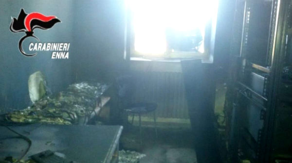 ENNA: SI USTIONANO MENTRE INCENDIANO SERVER COMUNE: ARRESTATI