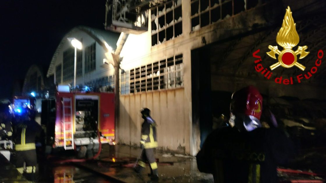 CATANIA: INCENDIO NELLA ZONA INDUSTRIALE, A FUOCO DEPOSITO DI GIORNALI E RIVISTE - FOTO