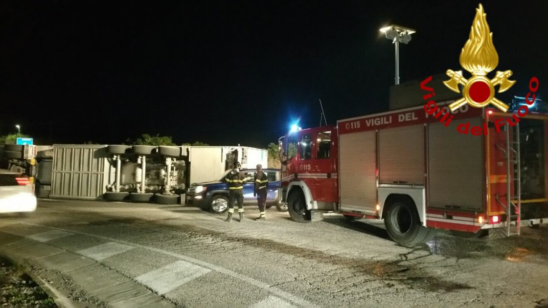 CATANIA: TIR SI RIBALTA VICINO ALLE "PORTE DI CATANIA", FERITO CONDUCENTE – FOTO