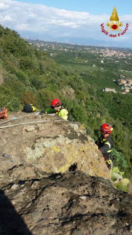 I VIGILI DEL FUOCO SALVANO UN UOMO IN STATO CONFUSIONALE ALLA TIMPA DI ACIREALE - LE FOTO