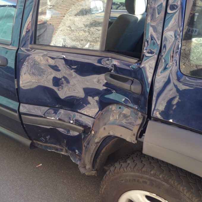 BELPASSO: SCONTRO AUTO MOTO ALL'INCROCIO, 3 FERITI - FOTO