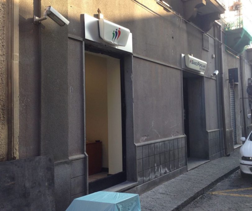 SANTA MARIA DI LICODIA: ASSALTO AL BANCOMAT CON ESCAVATORE