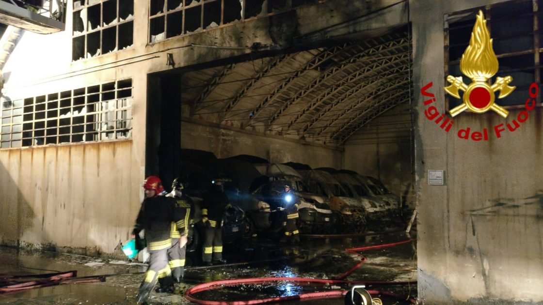 CATANIA: INCENDIO NELLA ZONA INDUSTRIALE, A FUOCO DEPOSITO DI GIORNALI E RIVISTE - FOTO