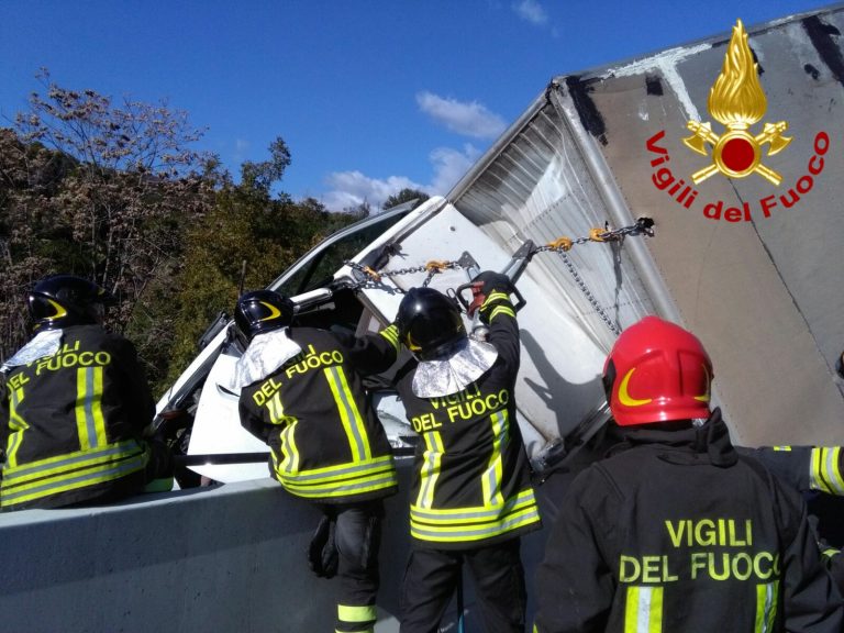 GRAVE INCIDENTE IN A18: AUTOCARRO SI RIBALTA - AGGIORNAMENTO FOTO