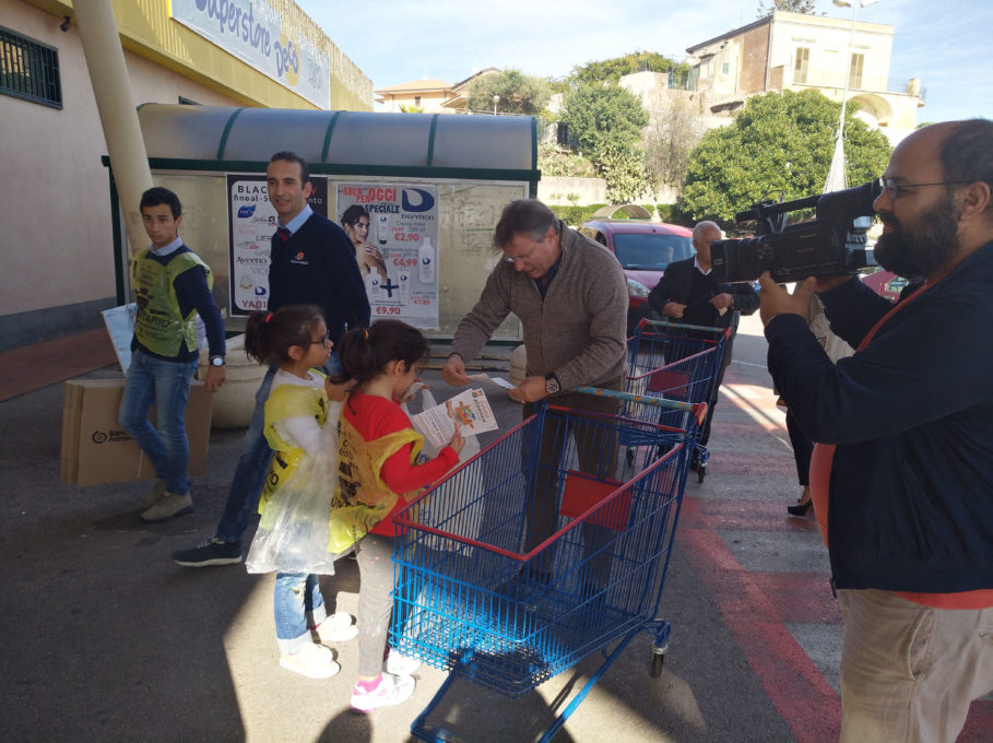 GIORNATA COLLETTA ALIMENTARE, ADESIONE DEL CALCIO CATANIA CON PIETRO LO MONACO IN PRIMA FILA (FOTO)