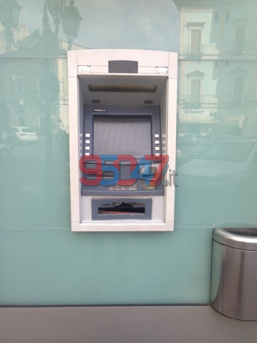 PATERNO' SCASSINATO BANCOMAT AI 4 CANTI - FOTO