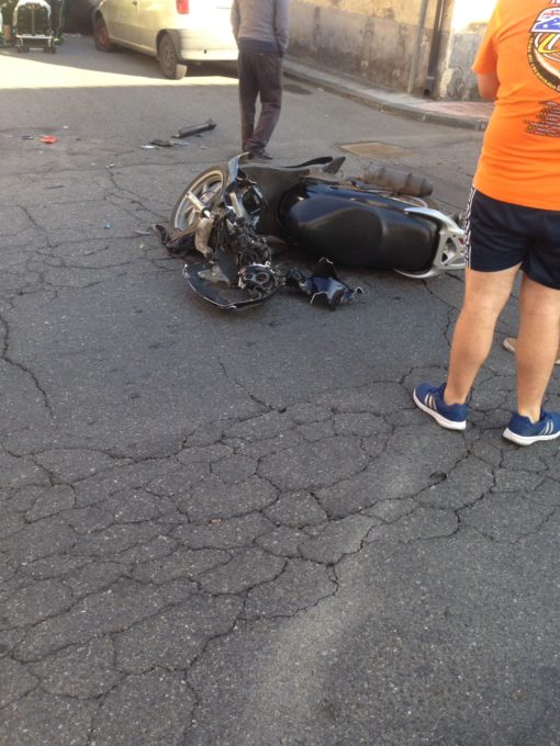 BELPASSO: SCONTRO AUTO MOTO ALL'INCROCIO, 3 FERITI - FOTO