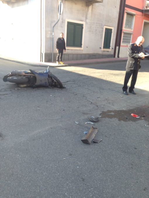 BELPASSO: SCONTRO AUTO MOTO ALL'INCROCIO, 3 FERITI - FOTO