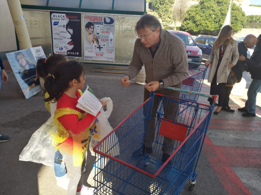 GIORNATA COLLETTA ALIMENTARE, ADESIONE DEL CALCIO CATANIA CON PIETRO LO MONACO IN PRIMA FILA (FOTO)