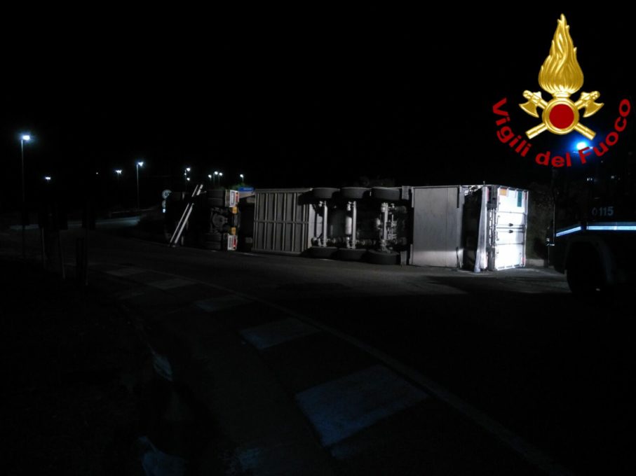 CATANIA: TIR SI RIBALTA VICINO ALLE "PORTE DI CATANIA", FERITO CONDUCENTE – FOTO