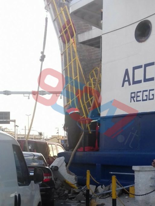 VILLA SAN GIOVANNI: TRAGHETTO SI SCHIANTA SULLA BANCHINA E TRAVOLGE LE AUTO IN CODA, FERITI - FOTO
