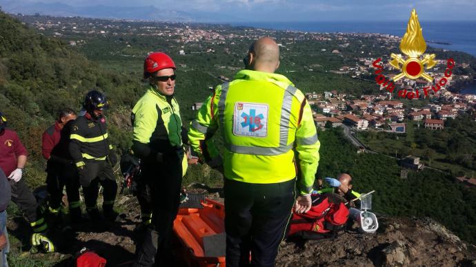 I VIGILI DEL FUOCO SALVANO UN UOMO IN STATO CONFUSIONALE ALLA TIMPA DI ACIREALE - LE FOTO