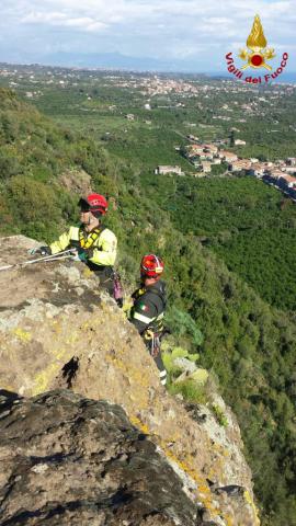 I VIGILI DEL FUOCO SALVANO UN UOMO IN STATO CONFUSIONALE ALLA TIMPA DI ACIREALE - LE FOTO