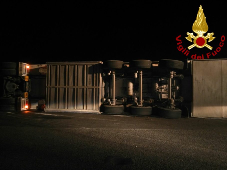 CATANIA: TIR SI RIBALTA VICINO ALLE "PORTE DI CATANIA", FERITO CONDUCENTE – FOTO