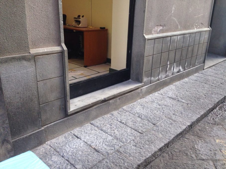 SANTA MARIA DI LICODIA: ASSALTO AL BANCOMAT CON ESCAVATORE