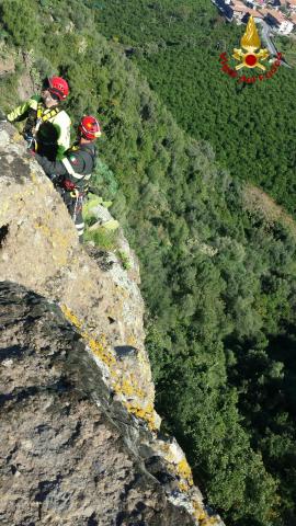 I VIGILI DEL FUOCO SALVANO UN UOMO IN STATO CONFUSIONALE ALLA TIMPA DI ACIREALE - LE FOTO