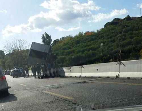 GRAVE INCIDENTE IN A18: AUTOCARRO SI RIBALTA