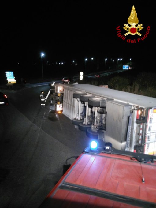 CATANIA: TIR SI RIBALTA VICINO ALLE "PORTE DI CATANIA", FERITO CONDUCENTE – FOTO