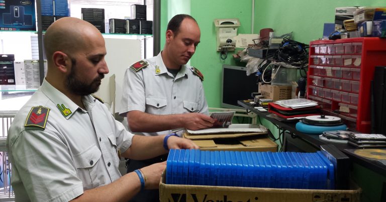 CATANIA: CD E DVD MASTERIZZATI E VENDUTI AL PUBBLICO, SCOPERTA CENTRALE DI PIRATERIA AUDIOVISIVA