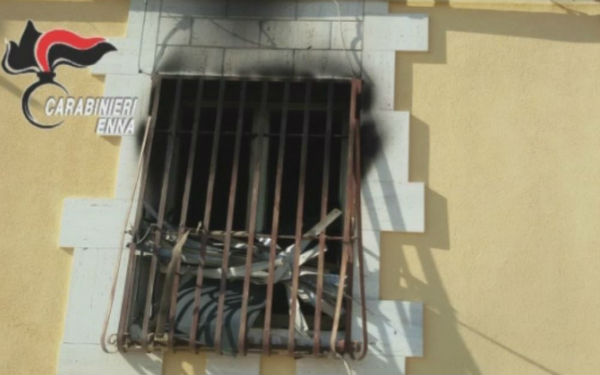 ENNA: SI USTIONANO MENTRE INCENDIANO SERVER COMUNE: ARRESTATI