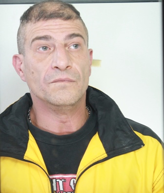 CATANIA: MINACCIA CON UN MARTELLO VICINO DI CASA E POLIZIOTTI, ARRESTATO