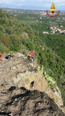 I VIGILI DEL FUOCO SALVANO UN UOMO IN STATO CONFUSIONALE ALLA TIMPA DI ACIREALE - LE FOTO