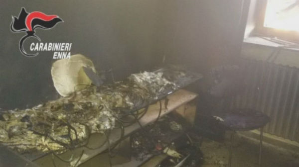 ENNA: SI USTIONANO MENTRE INCENDIANO SERVER COMUNE: ARRESTATI