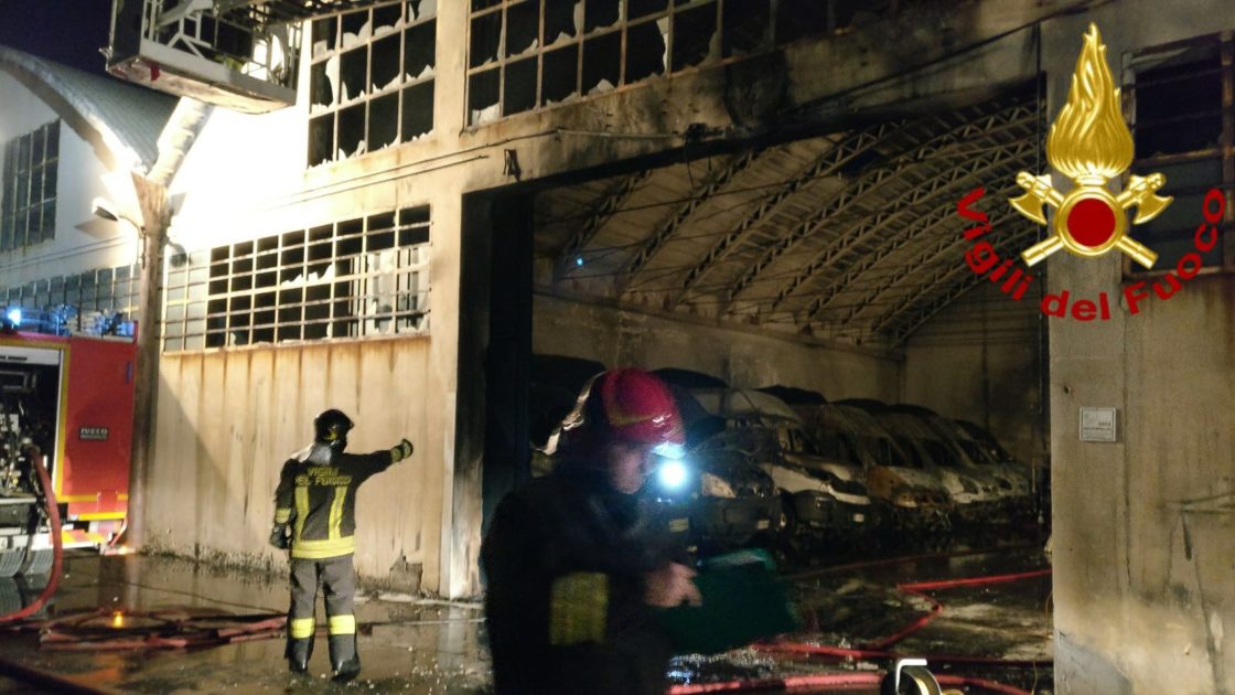 CATANIA: INCENDIO NELLA ZONA INDUSTRIALE, A FUOCO DEPOSITO DI GIORNALI E RIVISTE - FOTO