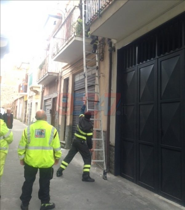 PATERNO': ANZIANA SOCCORSA IN CASA, NON RISPONDEVA DA DUE GIORNI - FOTO