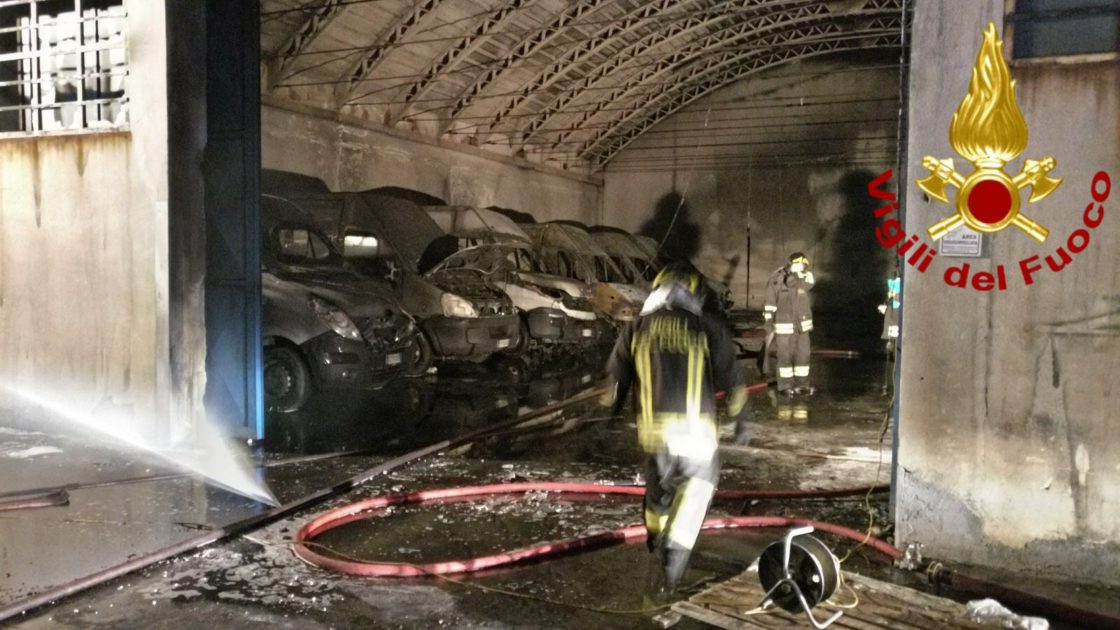 CATANIA: INCENDIO NELLA ZONA INDUSTRIALE, A FUOCO DEPOSITO DI GIORNALI E RIVISTE - FOTO