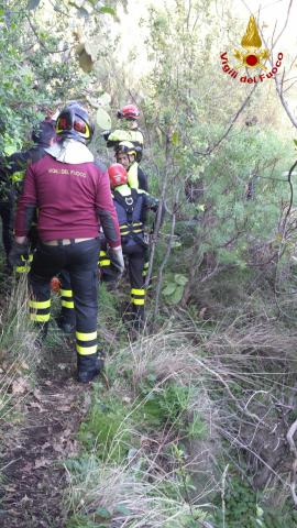 I VIGILI DEL FUOCO SALVANO UN UOMO IN STATO CONFUSIONALE ALLA TIMPA DI ACIREALE - LE FOTO