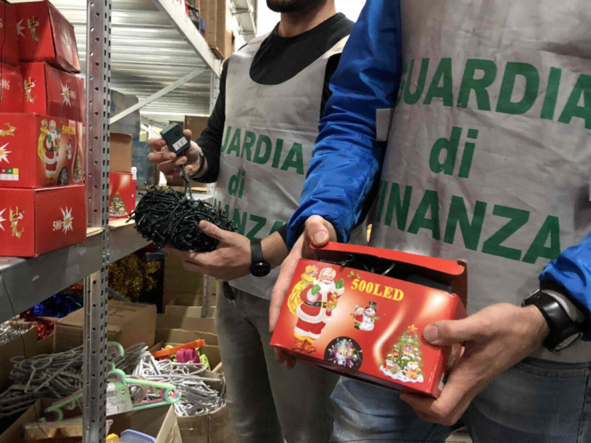 MISTERBIANCO: SEQUESTRATI 1 MILIONE E MEZZO DI PRODOTTI ELETTRICI ILLEGALI - 